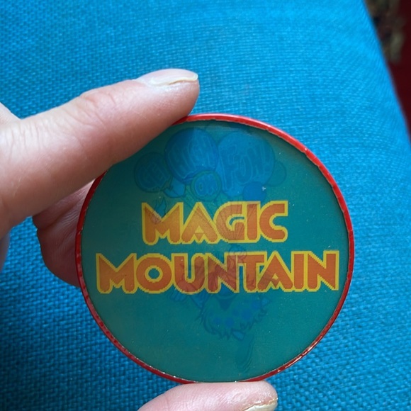 Magic Mountain vintage 90s pin - Picture 2 of 4